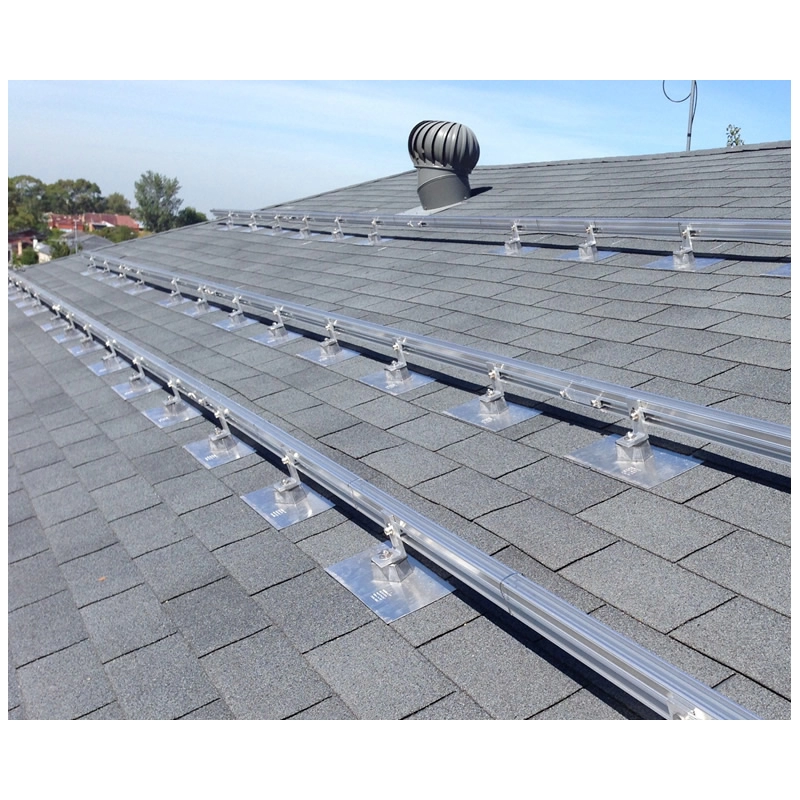 Sistem pemasangan atap surya berkedip untuk atap sirap aspal