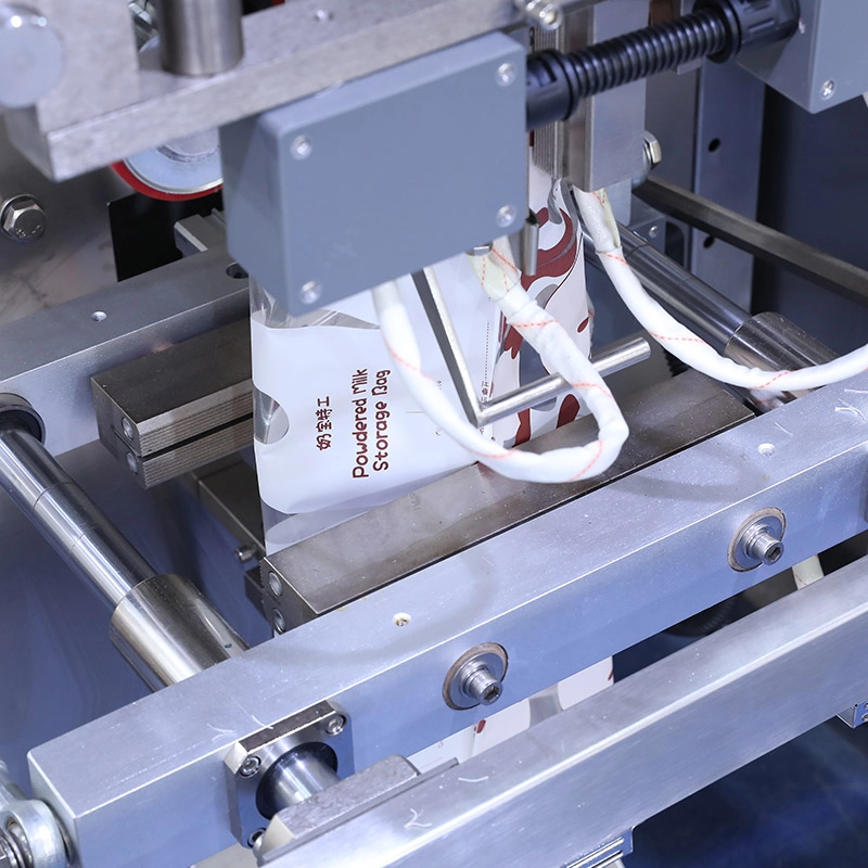 Mesin pengemas pasta makanan beku tipe aliran otomatis