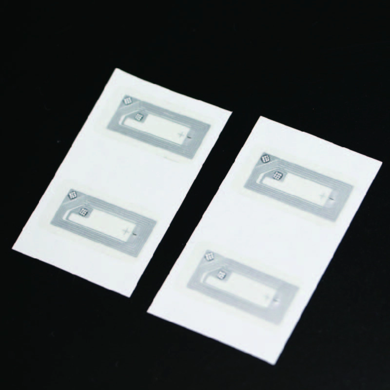 Tag RFID kertas yang digunakan dalam konsolidasi gudang