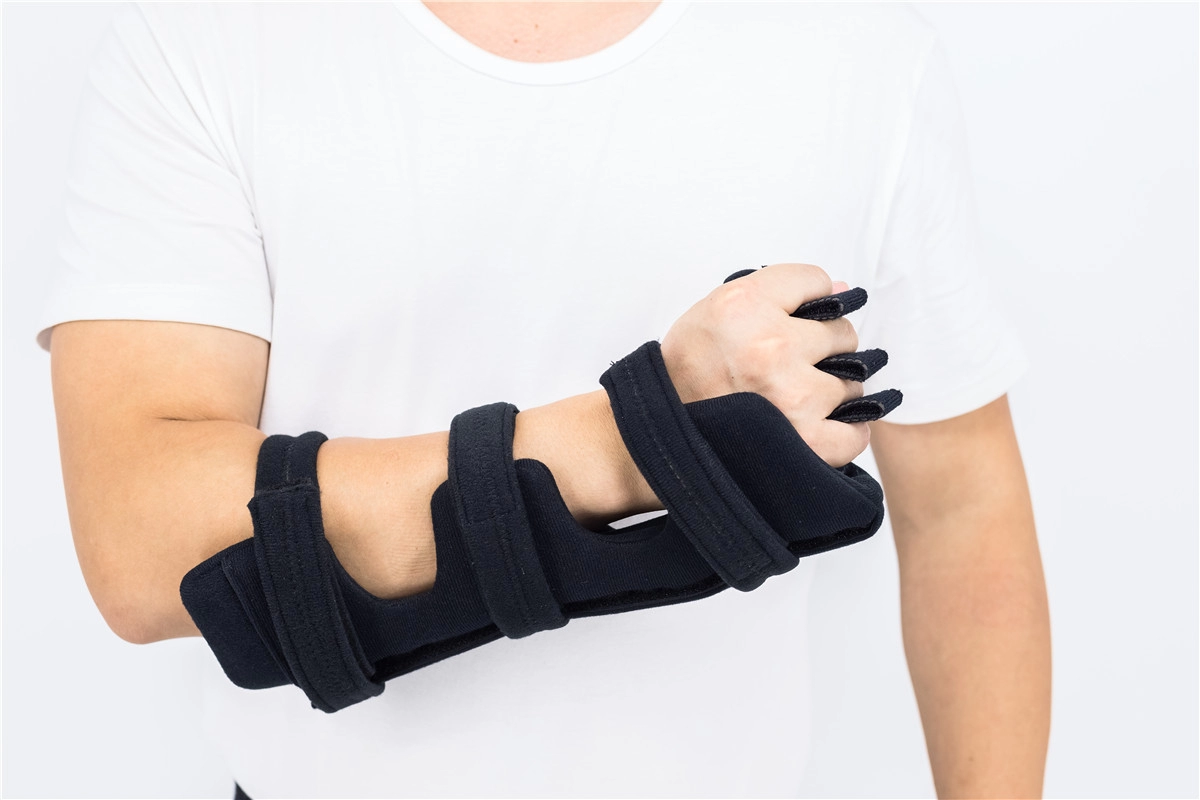 Belat pergelangan tangan dan penyangga lengan bawah dengan pegangan pegangan dan batang logam sudut yang dapat disesuaikan