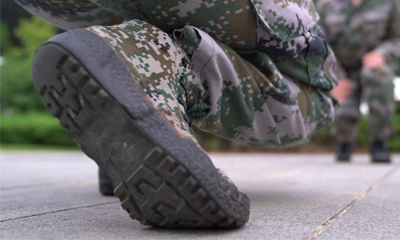 Sepatu kanvas pria militer