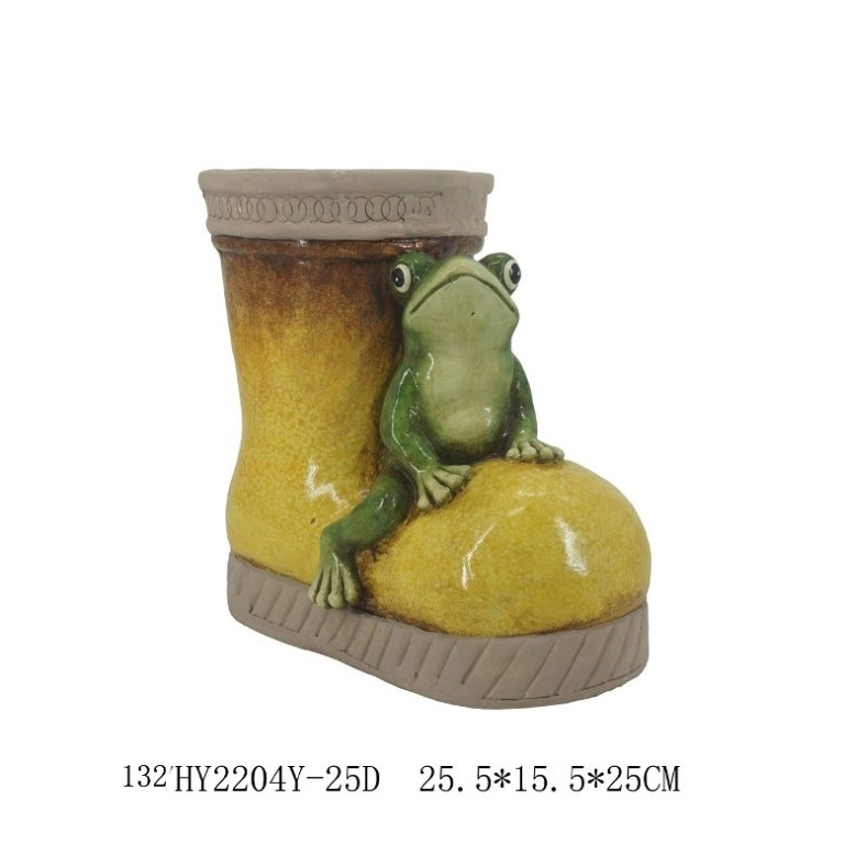 pot bunga sepatu tunggal dengan katak