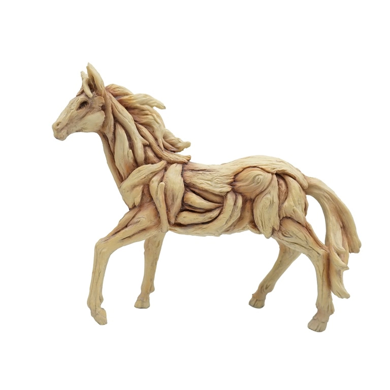 Berpose patung kuda dengan finishing kayu apung resin pedesaan