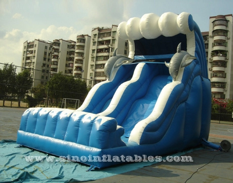 Seluncuran tiup lumba-lumba bergelombang biru tinggi 18' untuk taman bermain luar ruangan