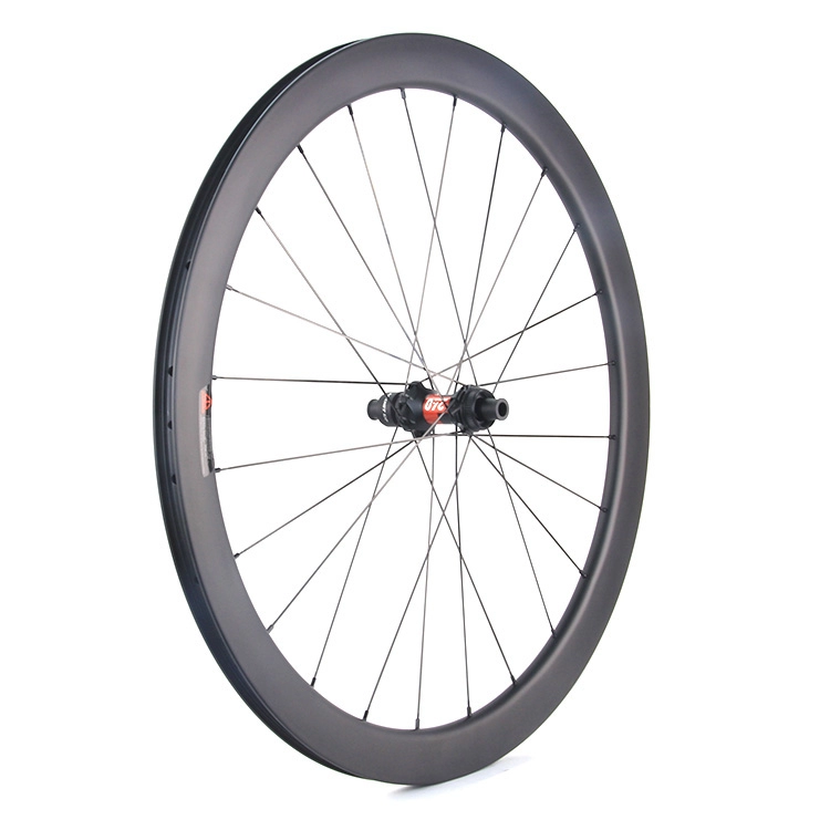 Wheelset tubular cakram jalan Lightcarbon dengan hub kunci tengah DT240 dan jari-jari Sapim