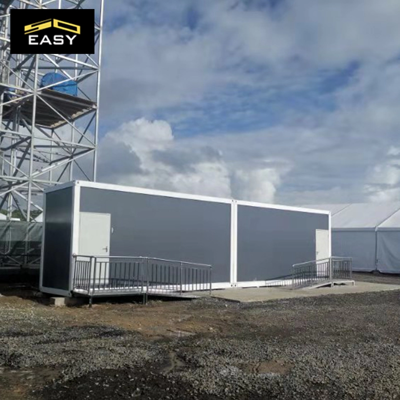 Bangunan rumah kontainer pengiriman yang diubah menjadi toilet di Saint Lucia