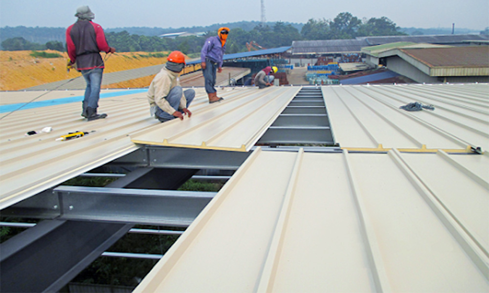 pemasangan panel atap